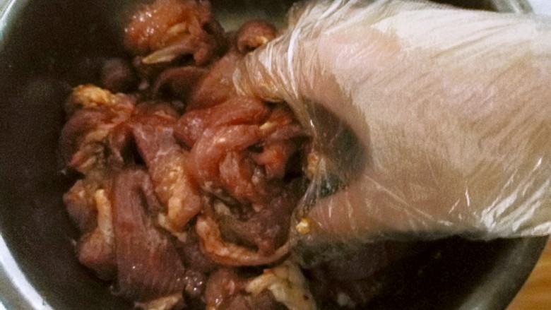 在家轻松做美味的—孜然烤肉,戴一次性手套,用手抓匀