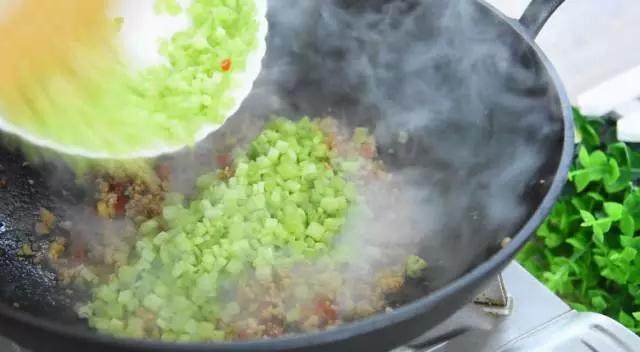 《芹菜爆炒肉末》全家人吃的津津有味儿,赞不绝口,倒入芹菜丁,翻炒均匀