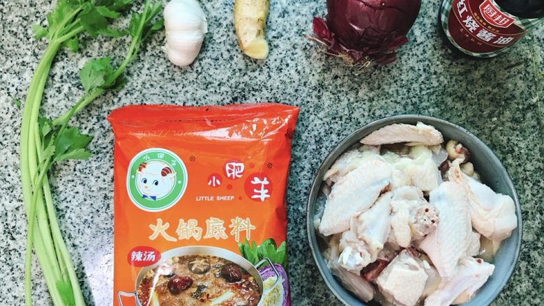 吃鸡➕鸡煲火锅,准备好所有食材!(鸡是菜市场帮我杀好,剁好块的)两个人吃的话,鸡最好能挑个三四斤重的……太小估计不够吃……😂