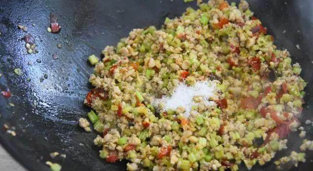 《芹菜爆炒肉末》全家人吃的津津有味儿,赞不绝口,撒入糖、老抽,大火翻炒均匀盛出