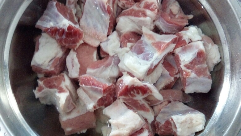 文师傅私房牛肉,把牛肉切成小块,泡在清水中。