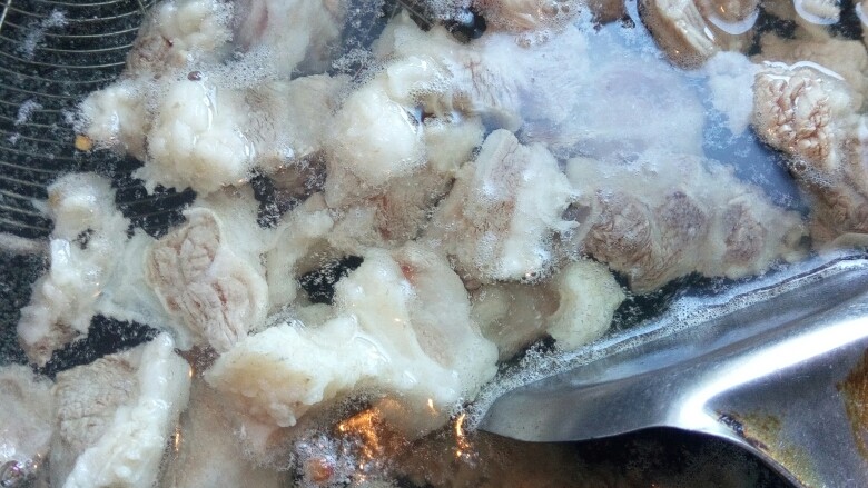 文师傅私房牛肉,焯水后的牛肉捞进温水中,洗净后控干水分待用。