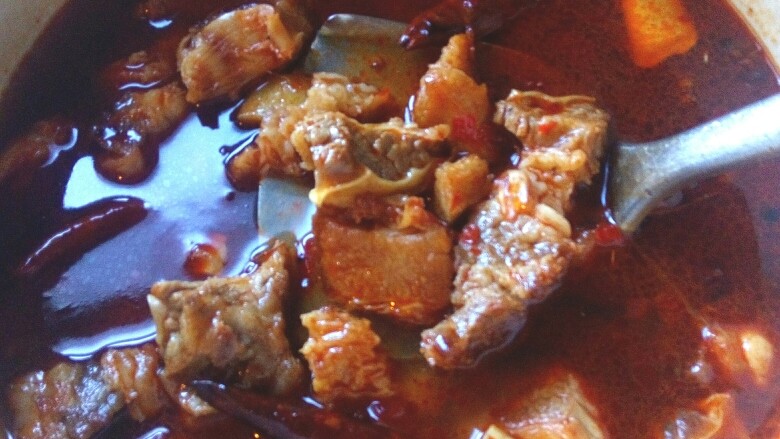 文师傅私房牛肉,砂锅中烧温水,把炒好的牛肉连同调料一块倒入。