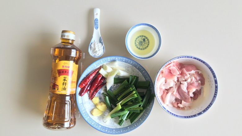 宣威+小炒肉,准备食材,猪肉买肥瘦相间的,洗干净以后,切成薄片,鸡蛋打开取蛋清