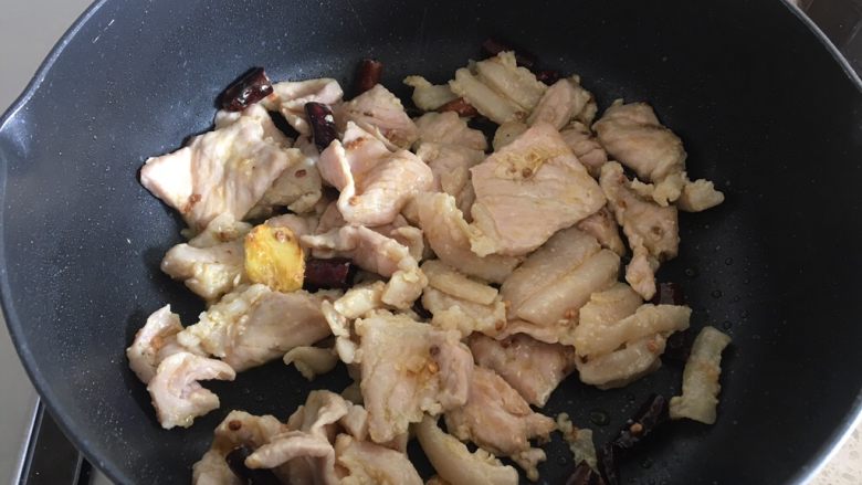 宣威+小炒肉,倒入腌制好的肉片,最大火!爆炒!