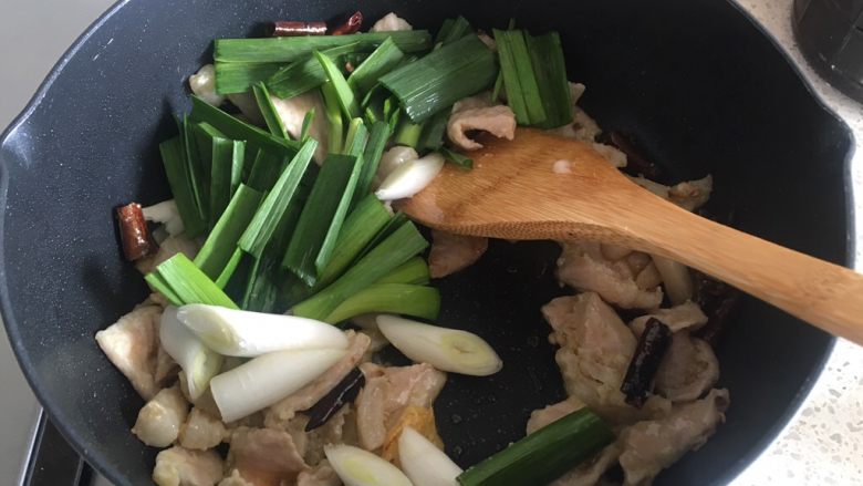 宣威+小炒肉,肉片变色后,倒入蒜苗段和葱段,翻炒