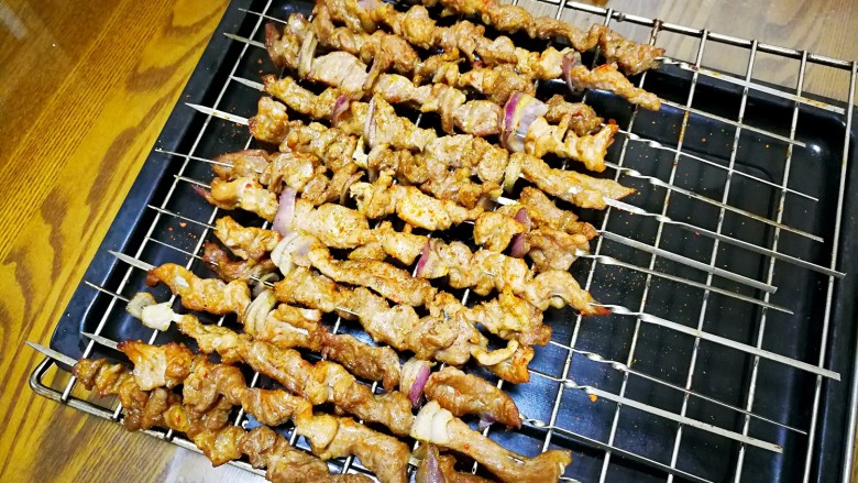 在家轻松做美味的—孜然烤肉,烤到肉边缘稍微变干就可以了,可以经常打开烤箱门看看,千万别烤焦。