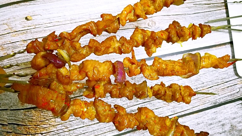 在家轻松做美味的—孜然烤肉,美味的肉肉可以开吃了,喜欢重口味的可以再撒点孜然、辣椒粉。