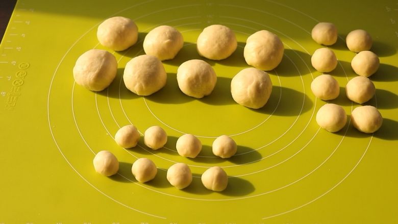 小乌龟菠萝包,依次滚圆,密封松弛15分钟