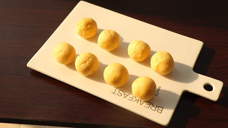小乌龟菠萝包,这时,把菠萝皮取出来,用手搓成圆球,共8个,每个约26g