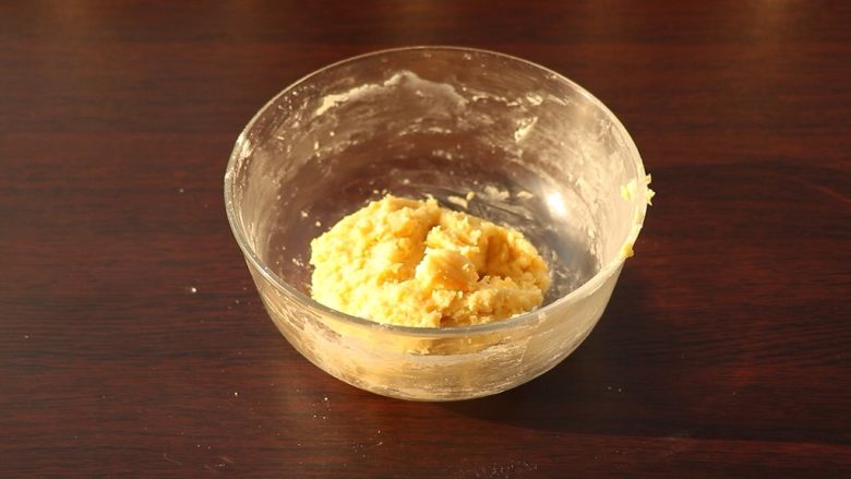 小乌龟菠萝包,搅拌均匀,盖保鲜膜冷藏备用