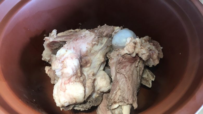 东北·乱炖,水开后2分钟,捞出排骨,放入紫砂锅