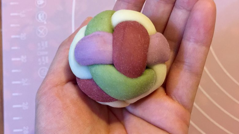 多彩绣球豆沙包,再翻过来整一下圆球形,一个绣球豆沙包就包好了。