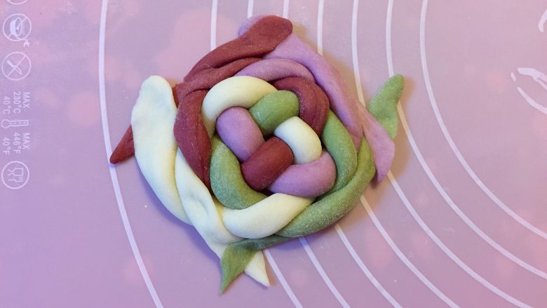 多彩绣球豆沙包,接着左搭右交叉,按紧边缘。