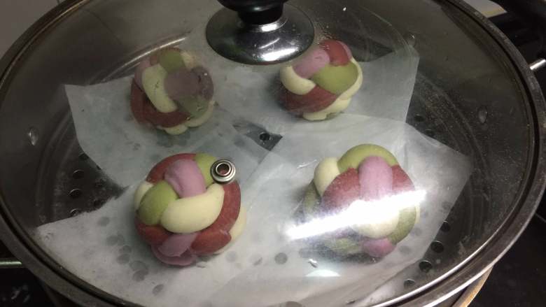 多彩绣球豆沙包,冷水下锅,大火烧开转中火,蒸15分钟,过程中不要揭盖,关火后再虚蒸5分钟。