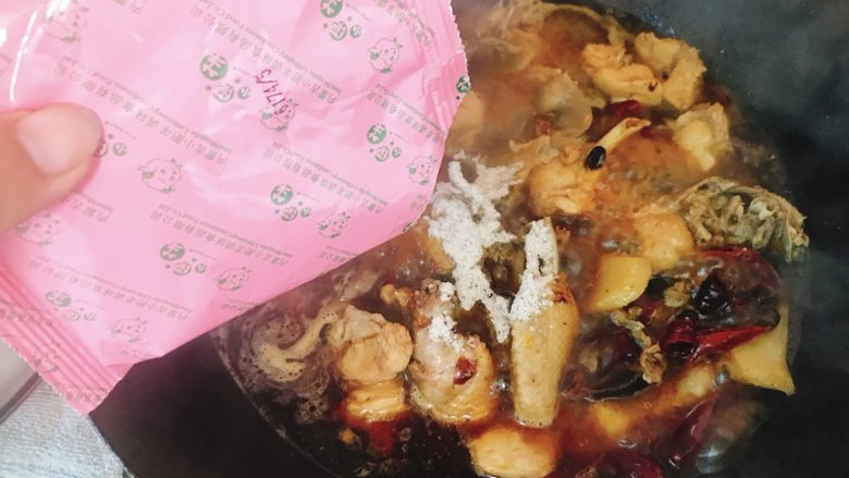 吃鸡➕鸡煲火锅,加入半包香料粉~如果鸡肉多的话,香料粉可以适当增加……