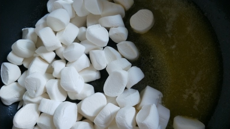 三色雪花酥,黄油融化了下棉花糖,要不停的搅拌