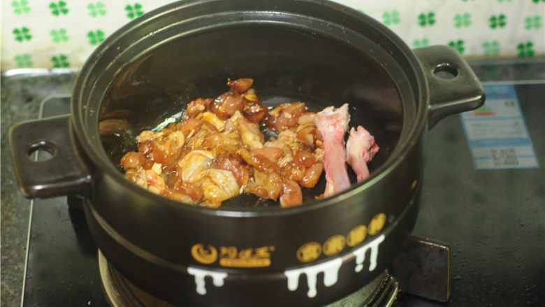 鸡腿饭,鸡肉变色后加入香菇丁,翻炒均匀