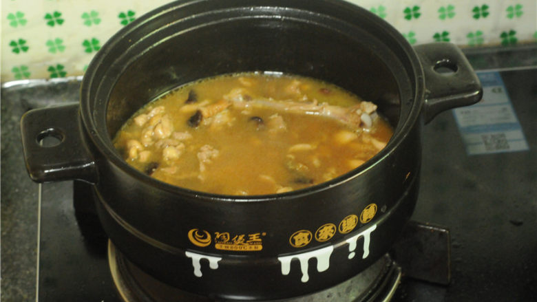 鸡腿饭,倒入平时煮饭差不多量的水,稍微搅拌均匀