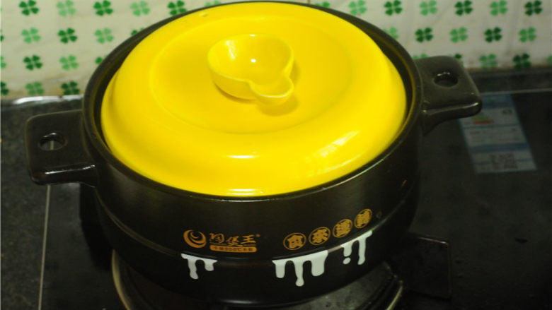 鸡腿饭,盖上锅盖,大火煮开后转中小火,慢慢讲米饭煮熟