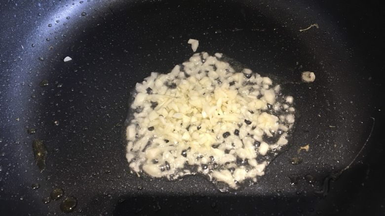 山东·锅塌豆腐,锅内再倒一点点油,油热后下蒜末炒香
