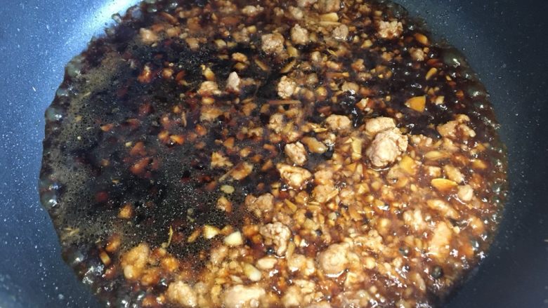 山东·锅塌豆腐,然后下提前炒熟的肉末,倒入提前调至好的酱汁