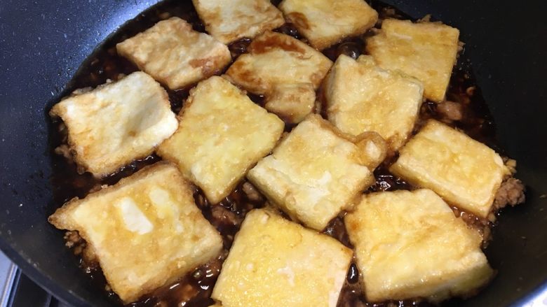 山东·锅塌豆腐,下煎好的豆腐,慢火煮,用淀粉调一点淀粉水,倒入锅内