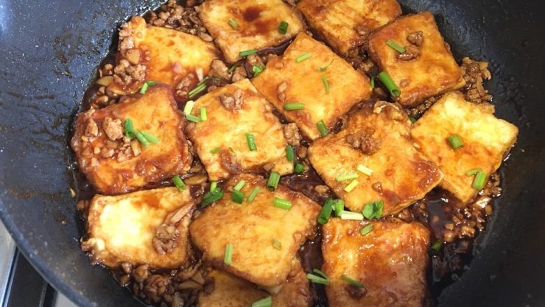 山东·锅塌豆腐,汤汁浓稠时,关火,撒香葱