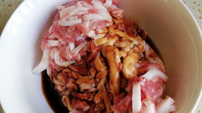 卤面,<a style='color:red;display:inline-block;' href='/shicai/ 4613'>肉丝</a>加老抽，料酒腌制会