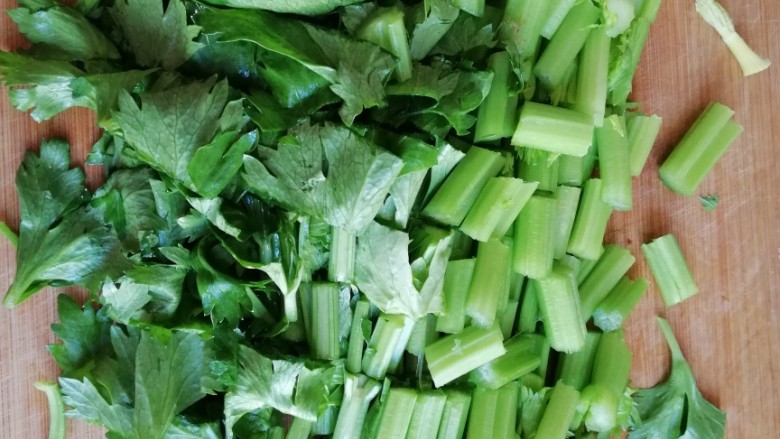 卤面,<a style='color:red;display:inline-block;' href='/shicai/ 125'>芹菜</a>切条，长点没关系