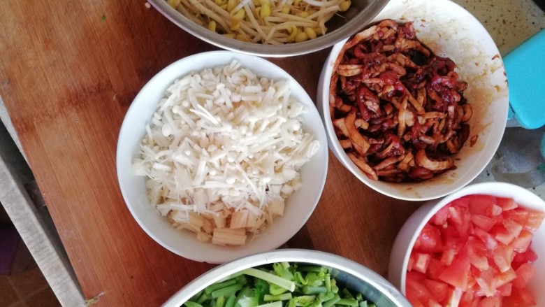 卤面,全部的菜备好