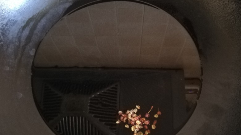 卤面,油烧热放入花椒爆香