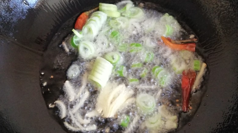 卤面,花椒爆香后捞出，放入干红辣椒，姜和葱爆香