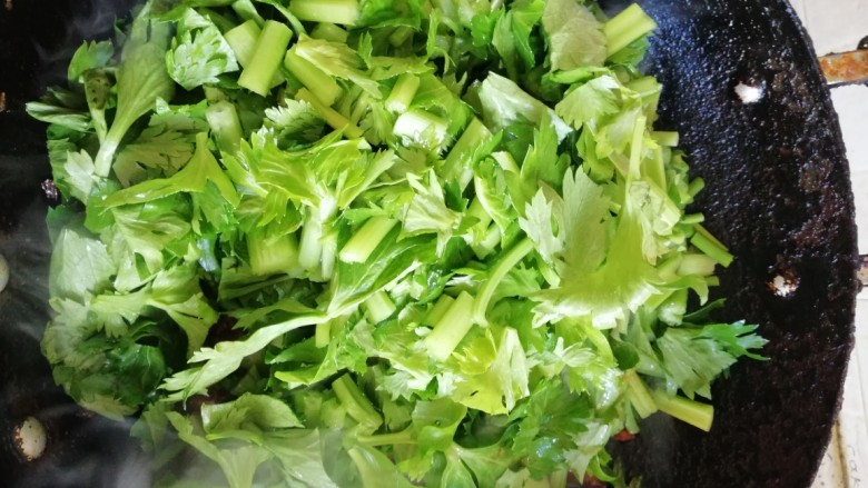 卤面,翻炒肉丝熟后放入切好的蒜薹和芹菜