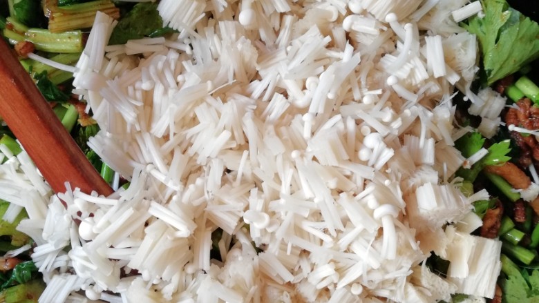 卤面,翻炒后放入<a style='color:red;display:inline-block;' href='/shicai/ 234'>金针菇</a>