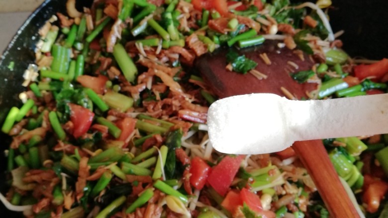 卤面,全部食材翻炒后如果颜色不深的话再放些老抽上色，最后加入盐，一定要翻炒出菜汁