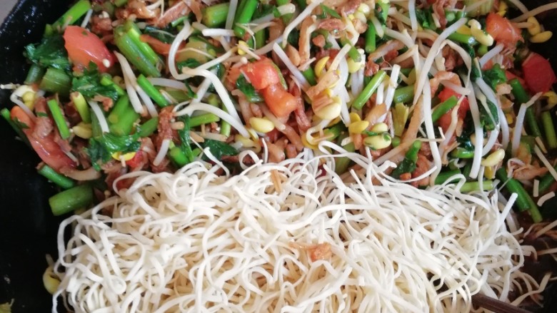 卤面,把菜放到一旁，放入拽短的<a style='color:red;display:inline-block;' href='/shicai/ 4955'>卤面</a>上色