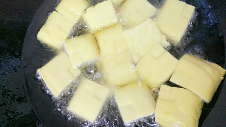 揭阳+炸豆腐,热锅倒入油,油热后放入豆腐,轻轻摇一下锅防黏底