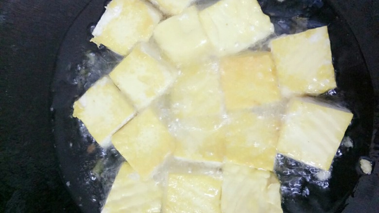 揭阳+炸豆腐,炸一分钟再翻另一面,(别老去翻,容易烂成一堆)
