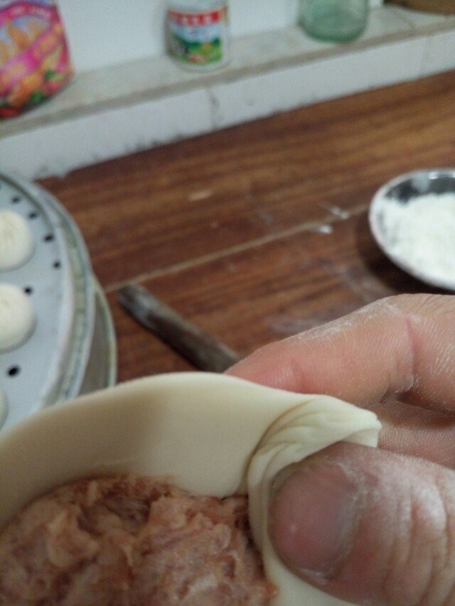 家庭版鲜肉包,右手大拇指放在里面,左手大拇指压着馅