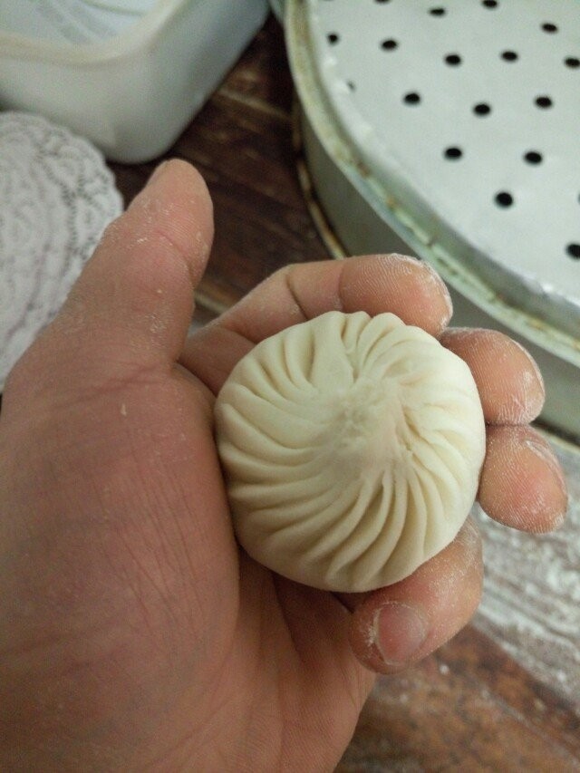 家庭版鲜肉包,包完以后,注意整形一下,这样包子就是圆的,就算完成了