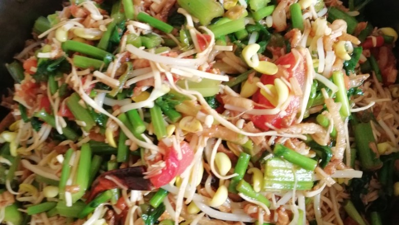 卤面,把菜倒在面上，形成了个塔状，水开后蒸15分钟饭就好了