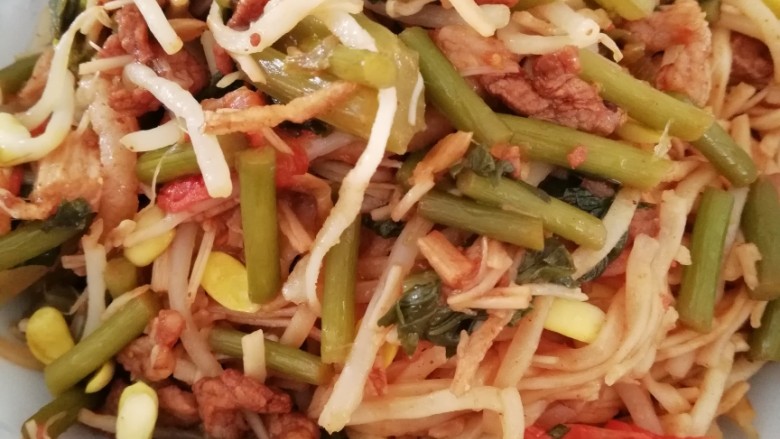 卤面,拿盘子盛出来挺好看的不是吗？