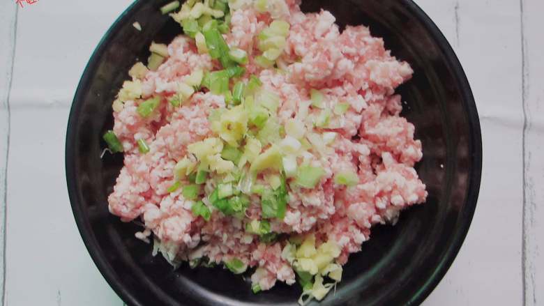 蒸豆皮卷,放入<a style='color:red;display:inline-block;' href='/shicai/ 5353'>肉馅</a>,加入葱沫姜末