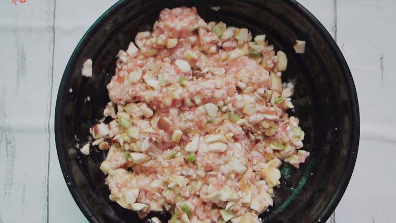 蒸豆皮卷,肉馅放入香菇里面,加葱姜末、盐和胡椒粉、鸡蛋、五香粉、酱油、料酒,香油搅拌均匀。