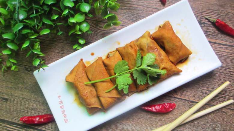 蒸豆皮卷,蒸好后拿出,小心烫手