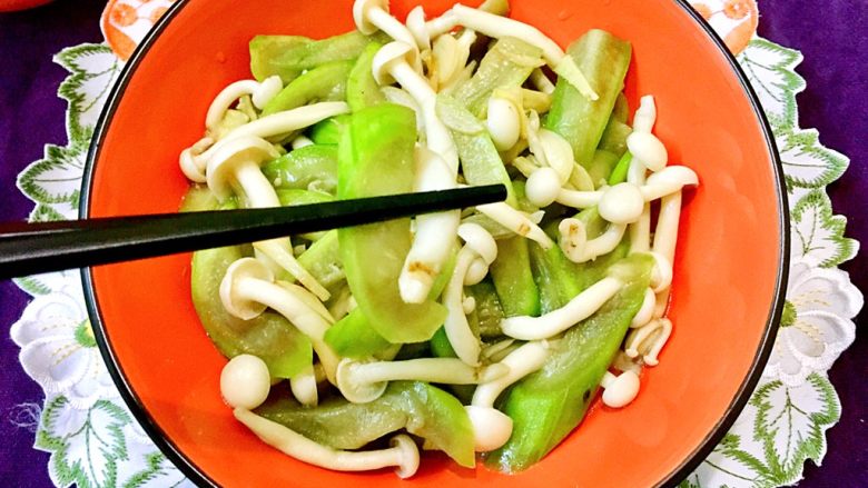 丝瓜烩白玉菇,超级简单的一道菜,丝瓜鲜嫩,白玉菇滑嫩,只用白糖提鲜食盐调味,口味清淡,美味可口。