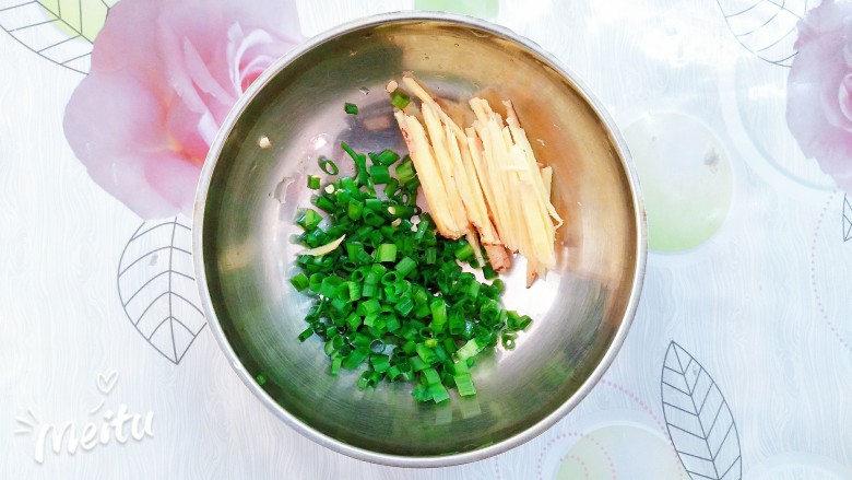 秘制老坛酸菜鱼,另外再切点姜丝和葱末!出锅时用!