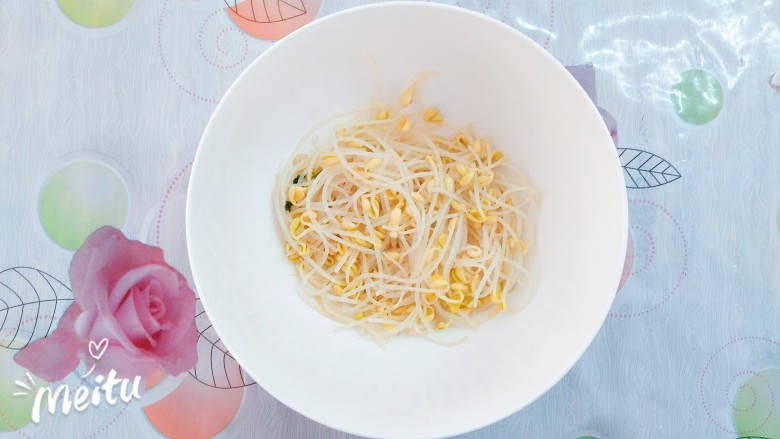 秘制老坛酸菜鱼,豆芽焯水后放入一个干净的大碗里!
