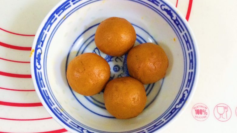 圣诞老人小餐包,待南瓜馅稍放凉后分成4等份,每一份约20克。